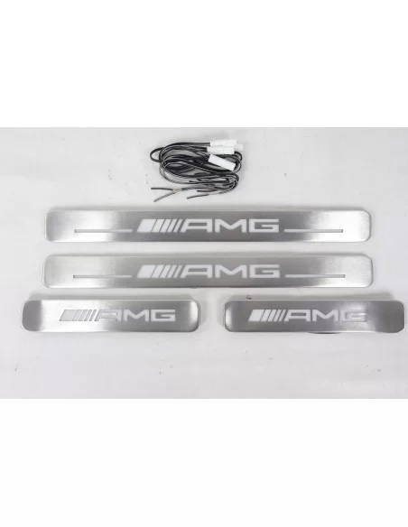  - Mercedes-Benz - 用于梅赛德斯-奔驰 W463A W464 G 级轿车的金属色 AMG LED 发光门踏板 4 件 - 4 - 为您的梅赛德斯 W463A W464 车型升级金属质感的 AMG LED 照明门踏板，打造时尚入口。提升您的