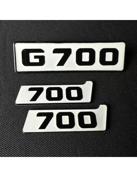  - Logos & Emblems - 金属白色徽章 奔驰 G700 前格栅 Brabus BITURBO 700 侧板徽章 G 级 W463 - 1 - 为您的梅赛德斯-奔驰 G700 的前格栅装上这些金属白色徽章，让您的奔驰 G700 更上一层楼。用