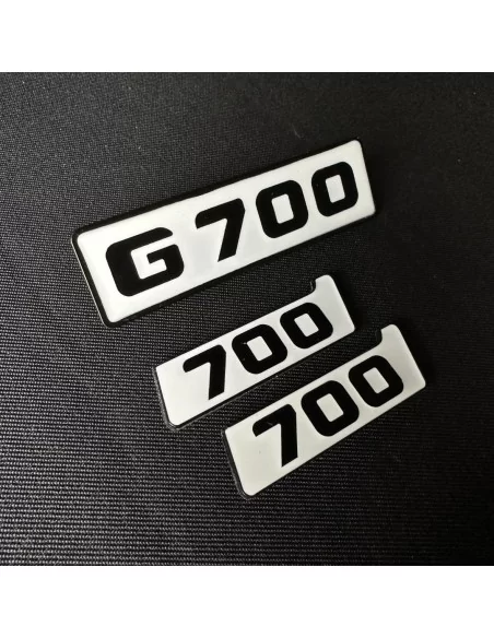  - Logos & Emblems - 金属白色徽章 奔驰 G700 前格栅 Brabus BITURBO 700 侧板徽章 G 级 W463 - 2 - 为您的梅赛德斯-奔驰 G700 的前格栅装上这些金属白色徽章，让您的奔驰 G700 更上一层楼。用